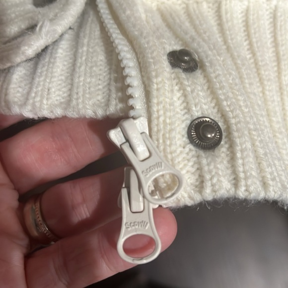 Cute faux fur sweater with hood - Picture 4 of 4